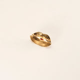 Kleine lipbroche met granaat